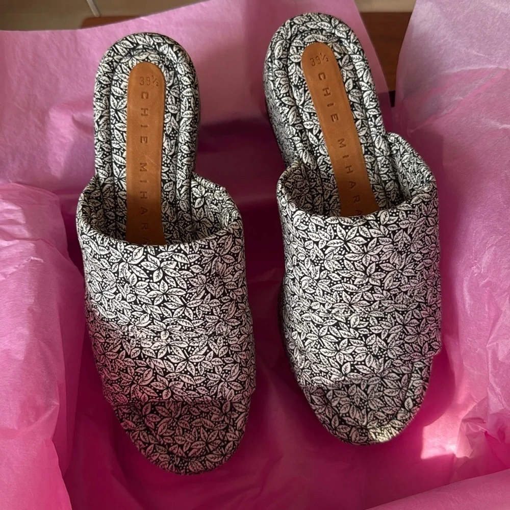 - nib Chie Mihara Garden Print Platform Slide Sandals size 8.5